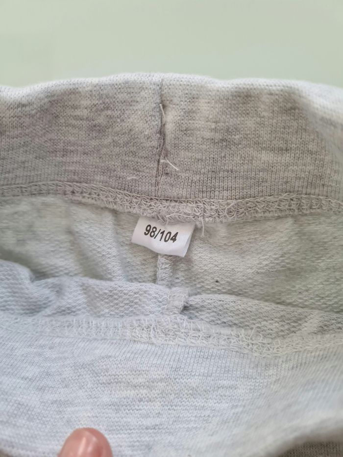 Short épais gris taille 4/5ans - photo numéro 2