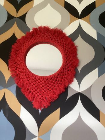 Couronne miroir  macramé asymétrique rouge