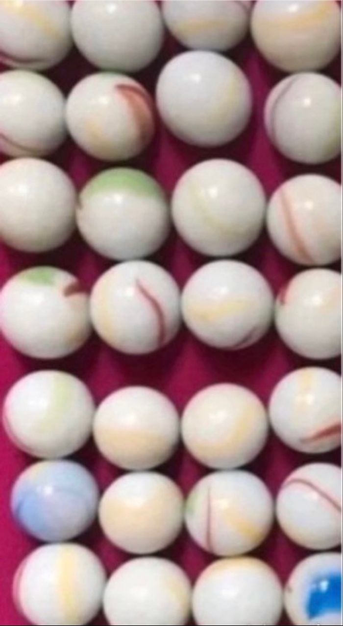 Lot de 98 billes en porcelaine blanche rayées multicolores - photo numéro 2