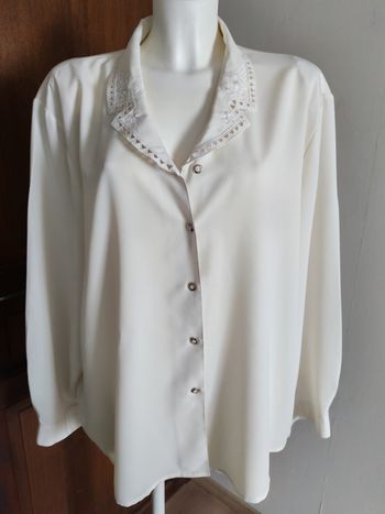 Blouse blanc écru grande taille brodée sur le col