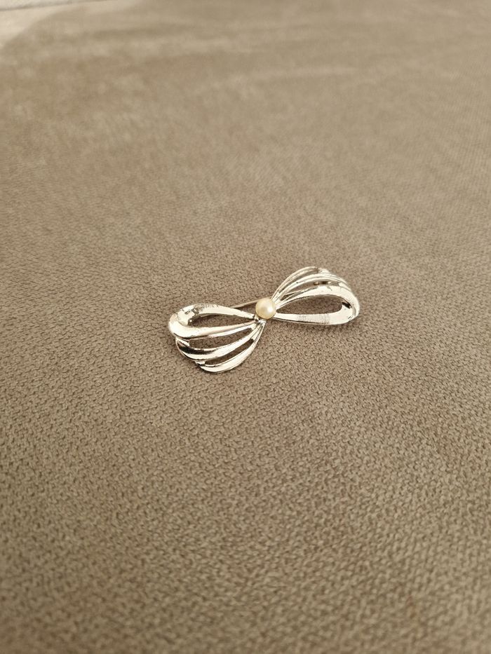 Broche argentée vintage avec sa perle - photo numéro 3