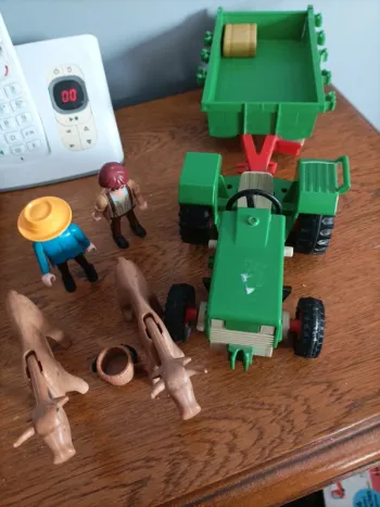 Tracteur avec remorque, 2 figurines playmobil et accessoires