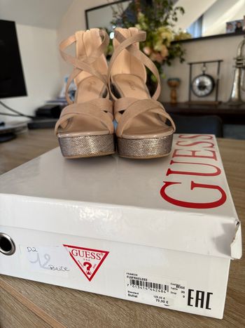 Sandales compensées Guess