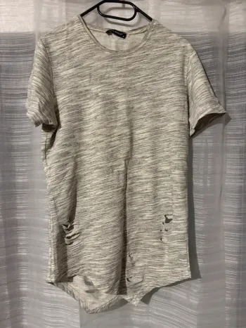 Tee-shirts gris à trou