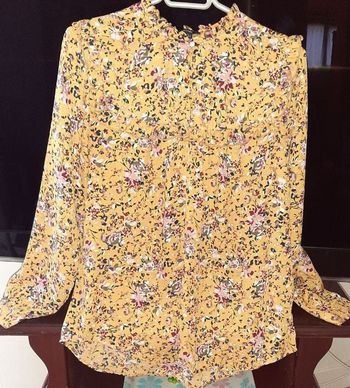 Blouse Kiabi L multicolore sur fond orangé