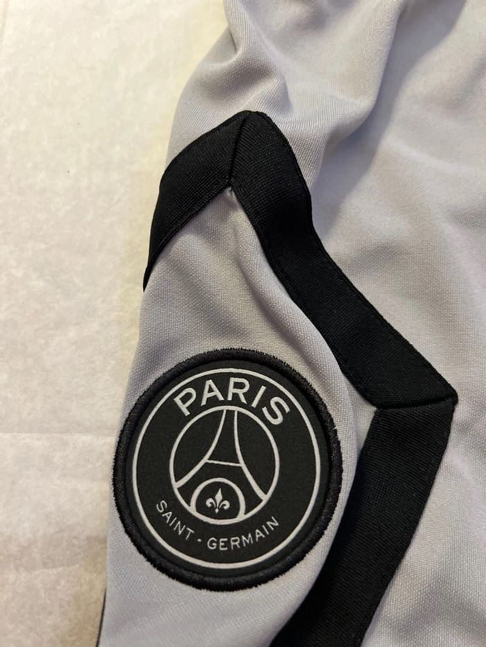 Short de foot Jordan, équipe Paris Saint-Germain taille 5/6 ans authentique neuf - photo numéro 2