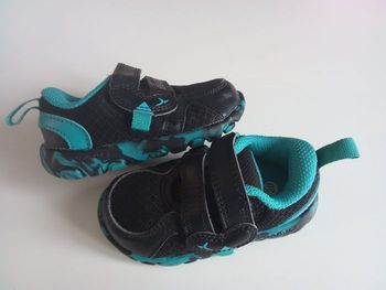 Basket garçon taille 20 scratch bleu ciel noir, decathlon 