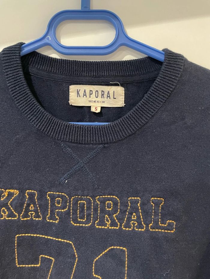 Pull à manches longues bleu marine col rond écriture orange Kaporal taille S - photo numéro 4
