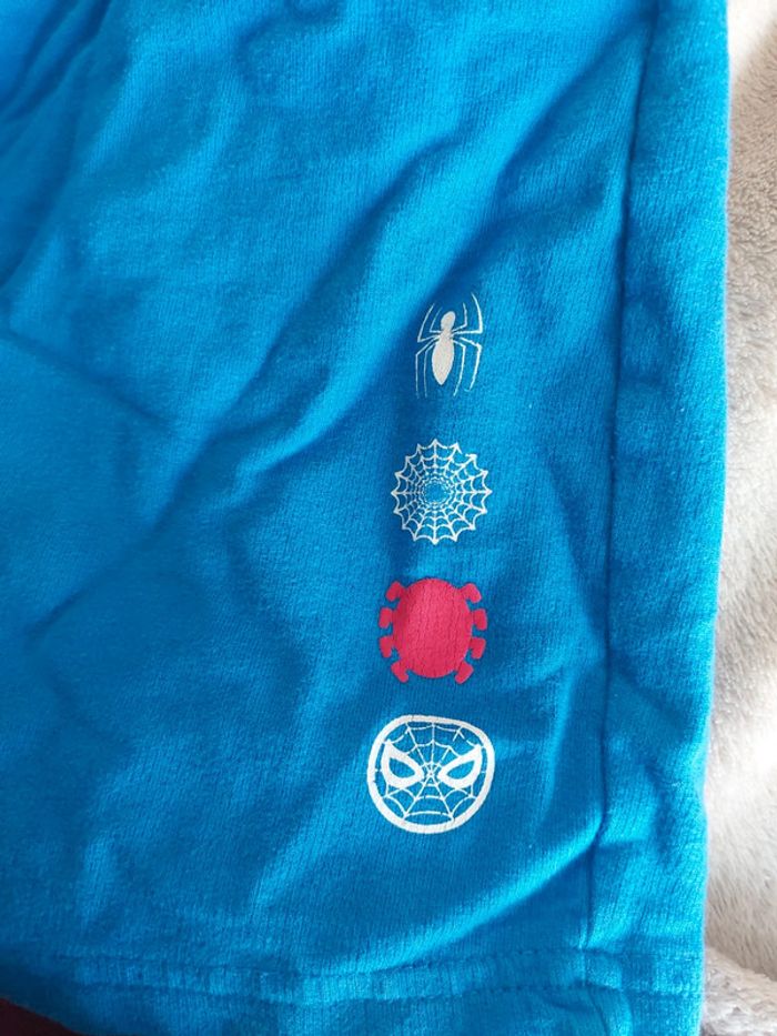 Short spider man 6/7 ans bon état - photo numéro 4
