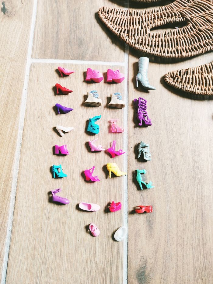 đ Lot de 26 chaussures accessoires pour poupĂ©es Barbie et Winx marque Mattel