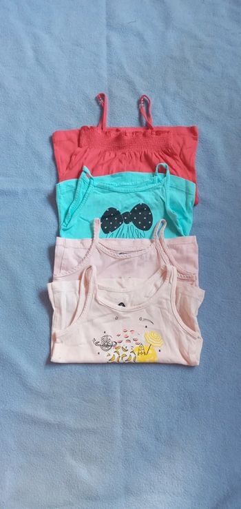 Lot de 4 hauts à bretelles taille 2 ans