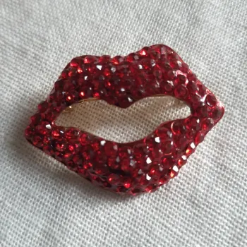 Broche lèvres rouges cristaux brillant "Fashion Jewelry"