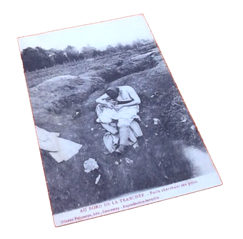 Carte postale ancienne  14-18 Au bord de la tranchée  Un poilu cherchant ses poux