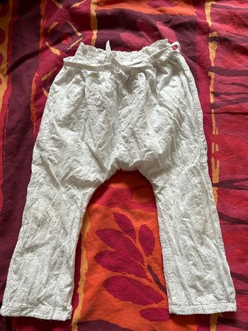 Pantalon Kiabi blanc à fleur brodé type sarouel taille 3 ans / 36 mois
