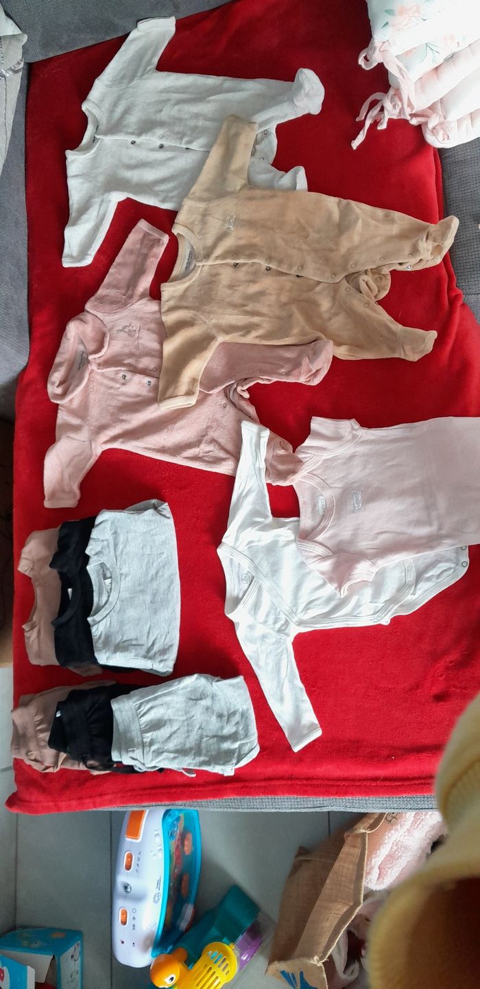 Lot vêtements bébé 1 mois - photo numéro 2