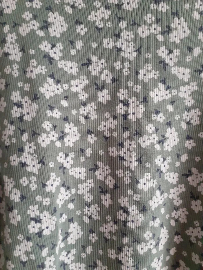 Tee-shirt vert fleurs blanches - photo numéro 2