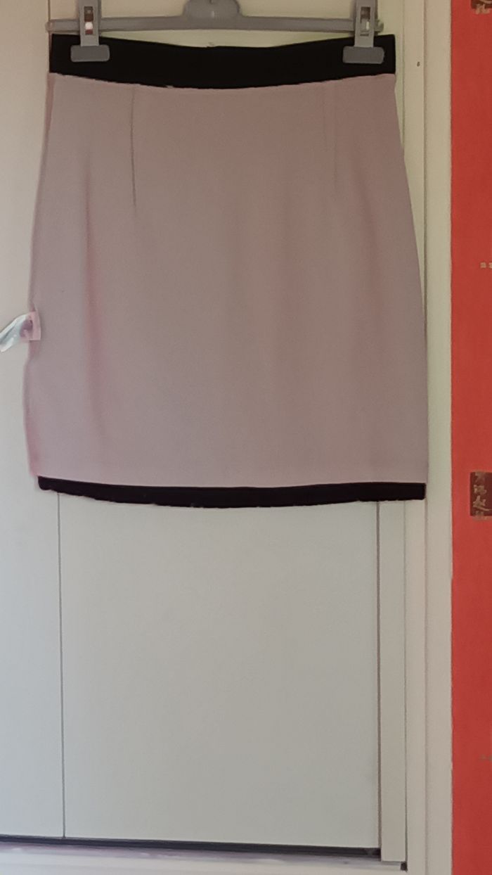 Jupe courte en dentelle noir avec doublure épaisse  de couleur beige . - photo numéro 3