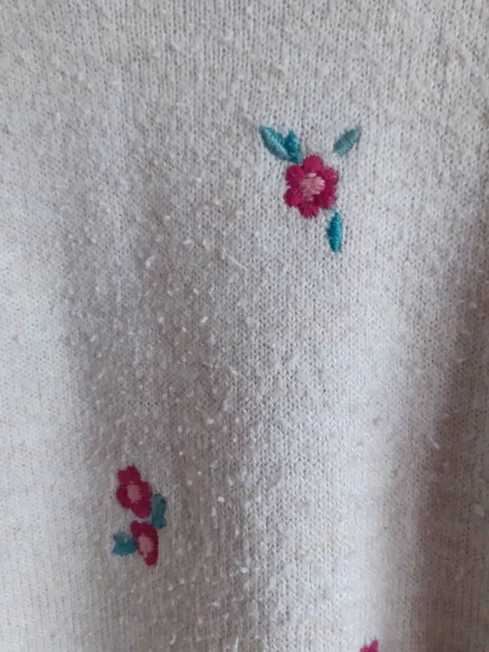 Pull beige motifs fleurs brodés - photo numéro 2