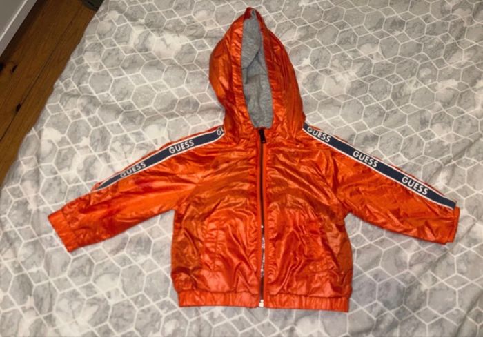 Veste de pluie orange GUESS taille 6-9mois