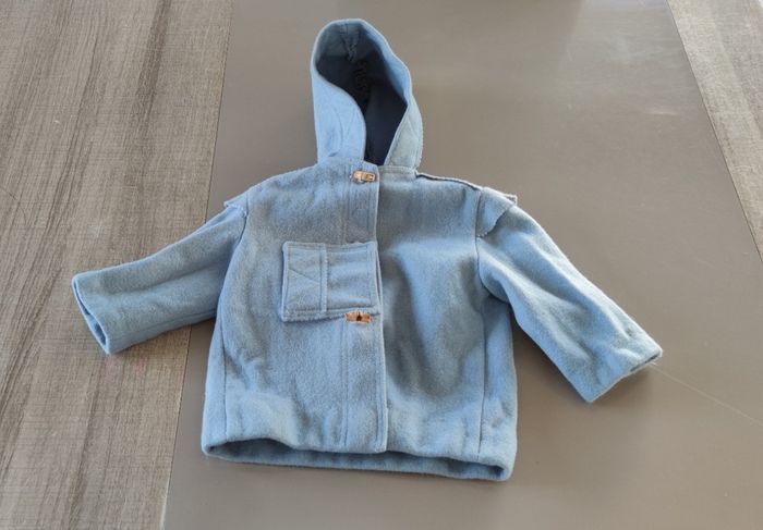 Manteau à capuche 18 mois bleu clair très bon état - photo numéro 3