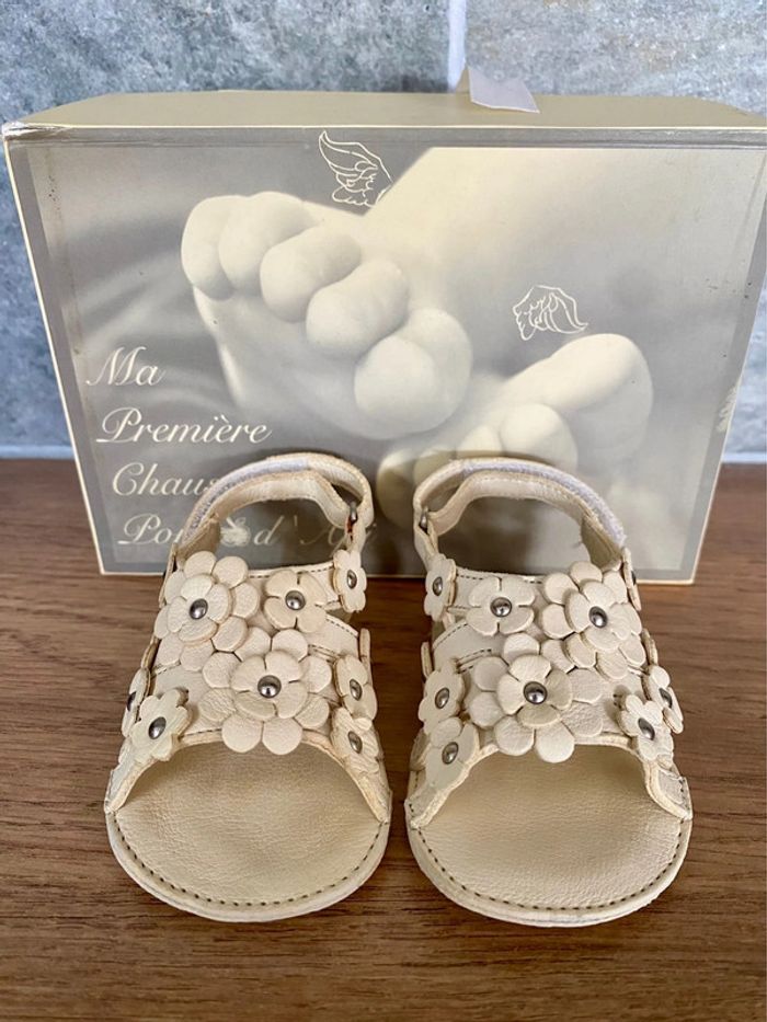Première paire de chaussure pour bébé taille 16