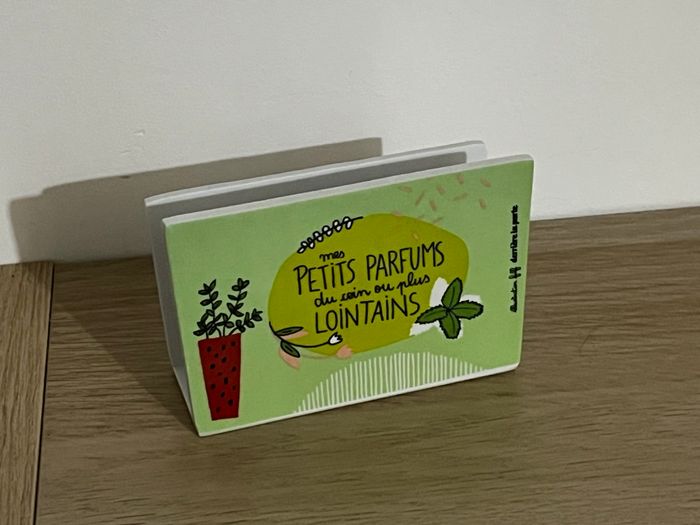 Porte éponge derrière la porte