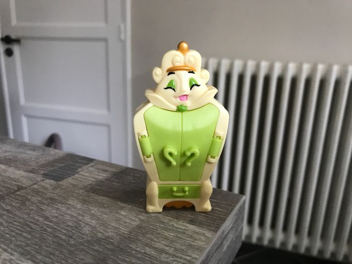 Figurine madame garde de robe disney