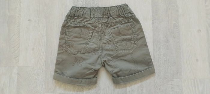 Short garçon kaki motif dinosaures, taille 4 ans, en très bon  état. - photo numéro 6