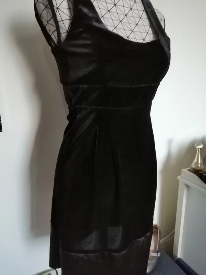 Petite robe noire. Effet velours et satin - photo numéro 8