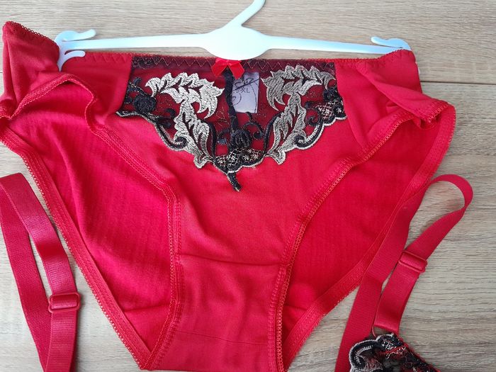 soutien gorge dentelle rouge noire doré 100D + culotte XL - photo numéro 4