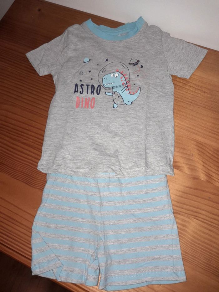 ensemble tee shirt et short 9-12mois Pocopiano très bon état