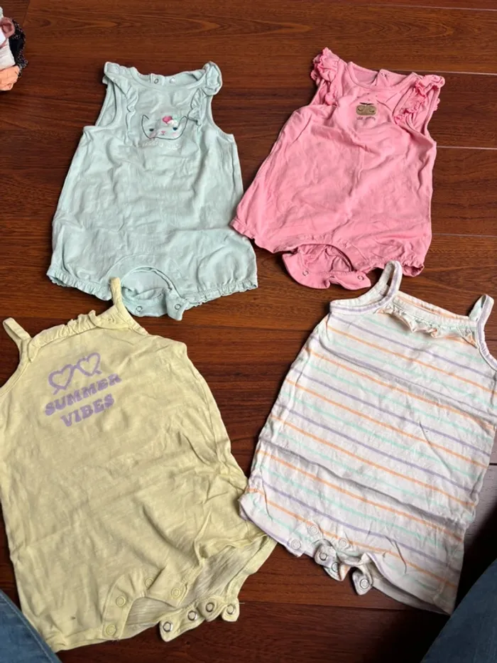 4 combishort bébé fille taille 9mois