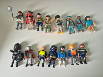 Lot de 15 playmobil + accessoires