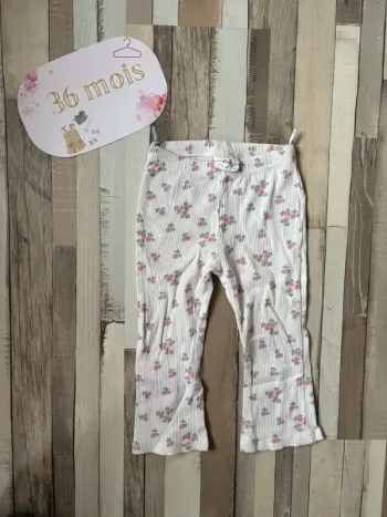 Legging fille C&A 92 cm – Blanc côtelé fleuri, doux & stylé
