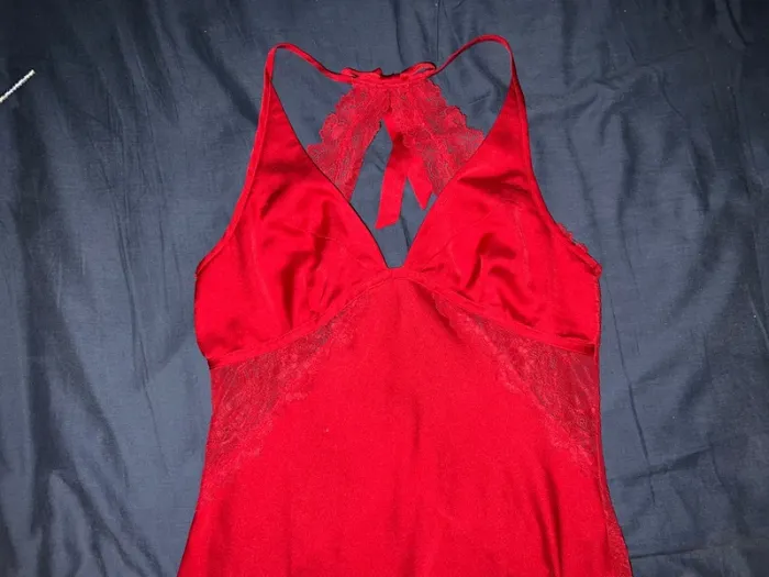 Nuisette rouge avec détails en dentelle - photo numéro 5