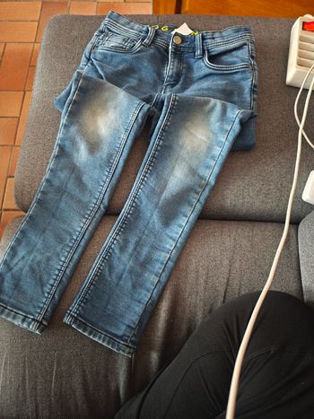 Jean bleu effet délavé au niveau des genoux Jog Denim taille 10 ans