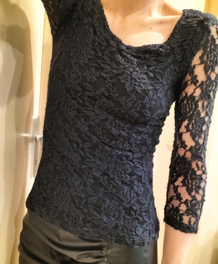 Top en dentelle noire, légers reflets bleu marine, manches ajourées - photo numéro 4