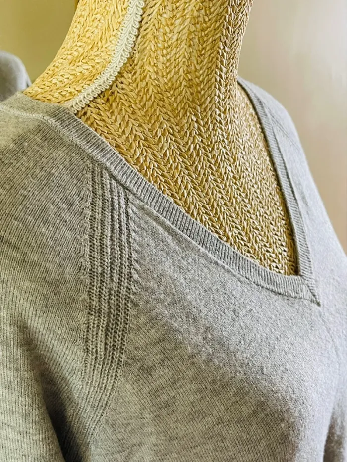 sublime Pull fin gris col v Gap taille S manches longues details cotes - photo numéro 12