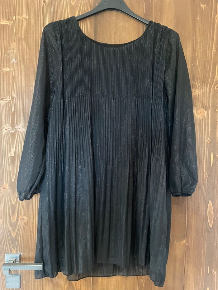 Robe noire plissé légèrement pailletée