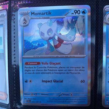 Carte Pokémon holographique momartik