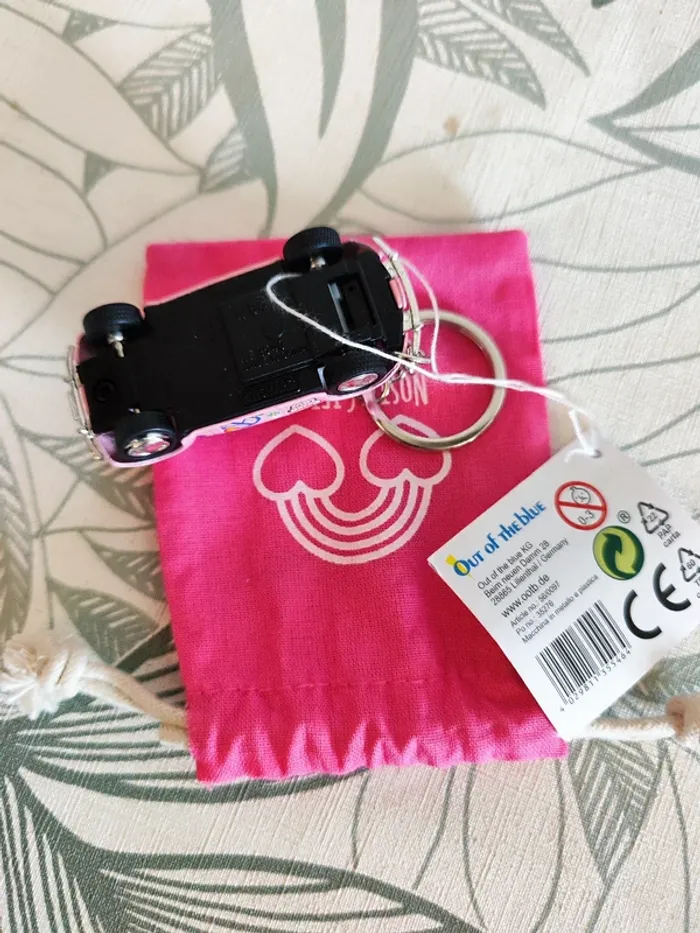 Porte-clés voiture coccinelle de volkswagen rose design 70s peace an love - photo numéro 3