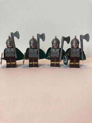 Figurine type lego 4 soldats à la hache du Rohan. le seigneur des anneaux