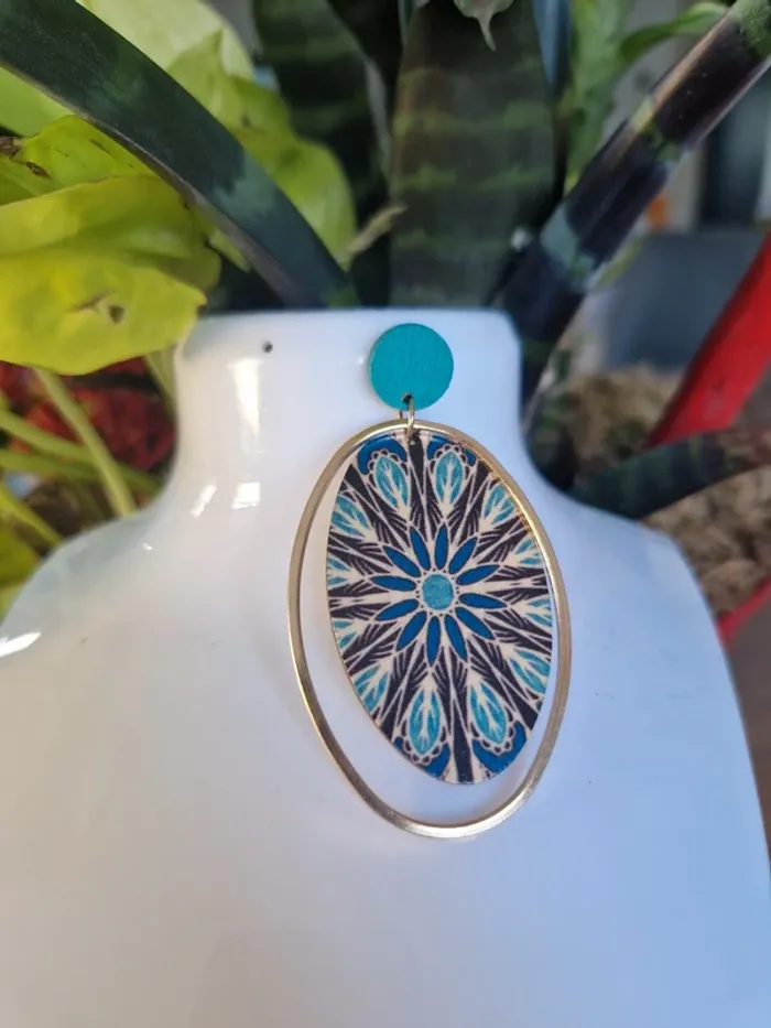 Boucles d'oreilles fantaisies en bois tons bleus - photo numéro 3