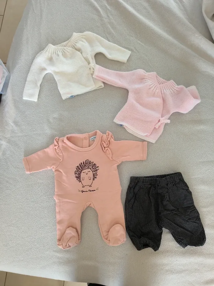 Lot dors bien, brassières et pantalon jusqu'à 1 mois