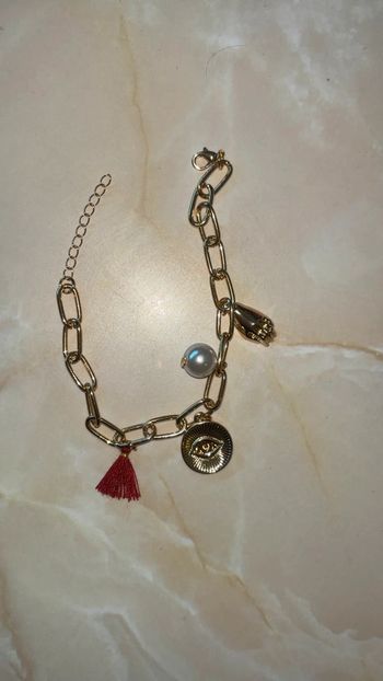 Un bracelet charm's kshcoush