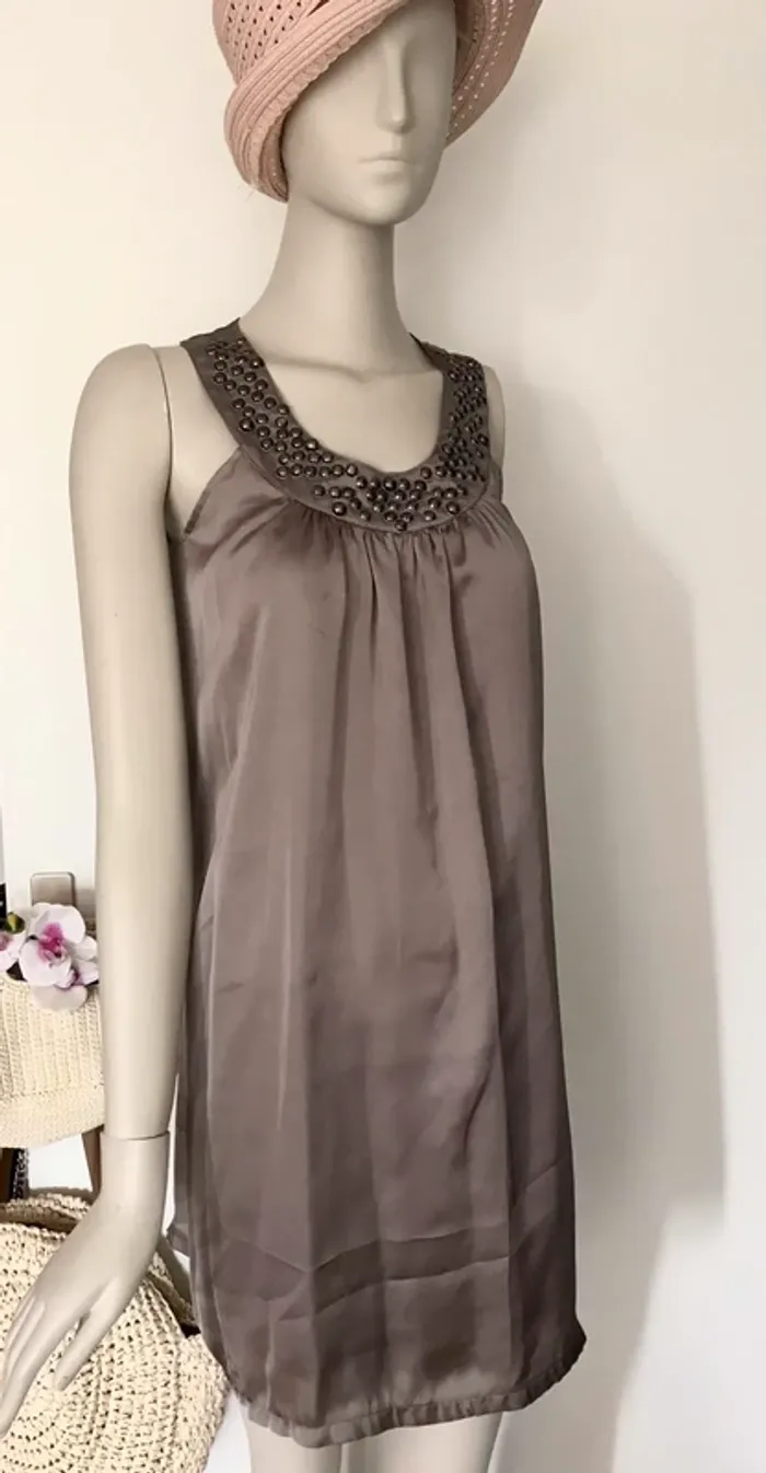 Robe satinée taupe