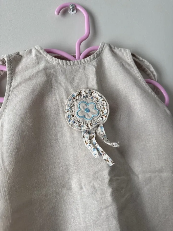 👗robe beige Très bon état - défauts au niveau des boutons - 55% de lin - bébé fille 6mois - 68 cm - photo numéro 2