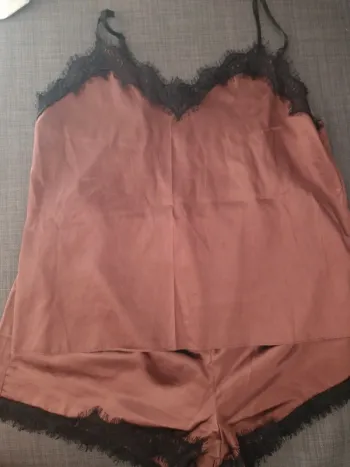 Ensemble de pyjama top à fines brides et short à ourlet en dentelle en satin