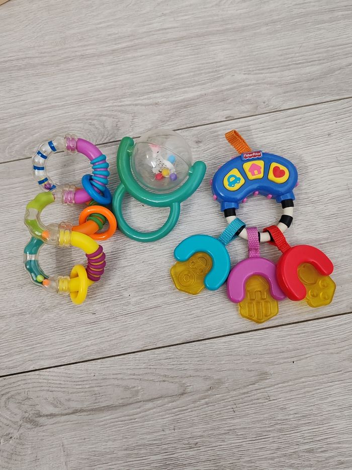 Lot de hochets / jouets pour bébé