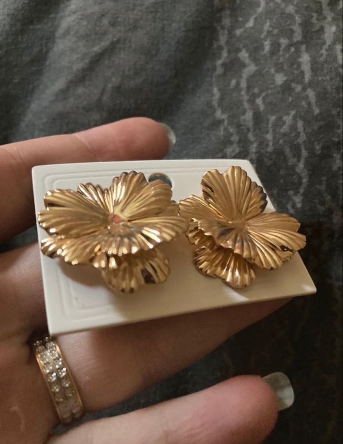 Boucles d’oreilles NEUVES pour femme forme de fleurs 🌼 couleur doré - photo numéro 4